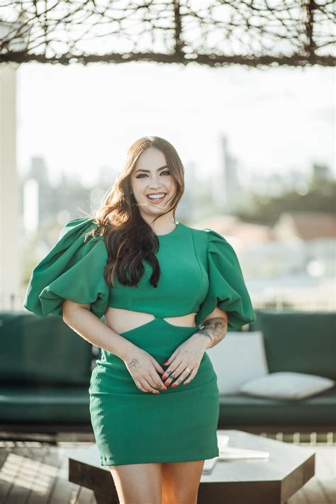 Raphaela Santos “A Favorita “ (@raphaafavorita) .